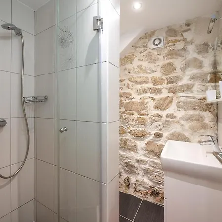 Awesome Stone House בית הארחה 4*