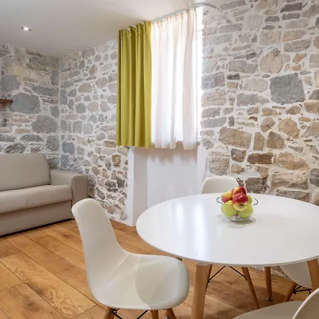 Awesome Stone House בית הארחה 4*
