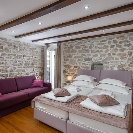 Awesome Stone House Pensión