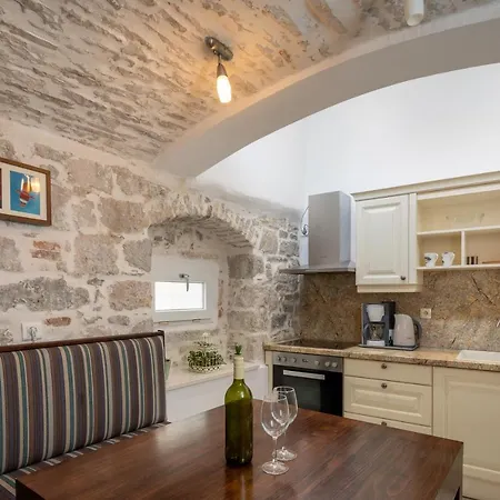 Awesome Stone House سبليت