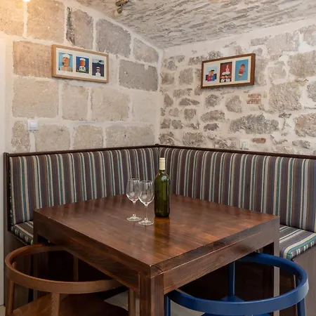 Awesome Stone House Pensión