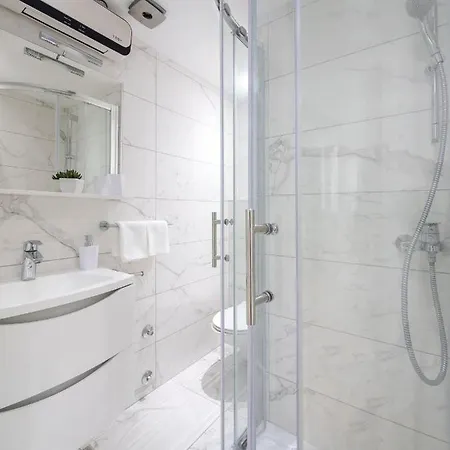 Awesome Stone House Pensión