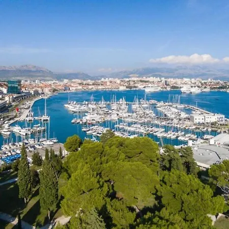 Awesome Stone House Pensión Split