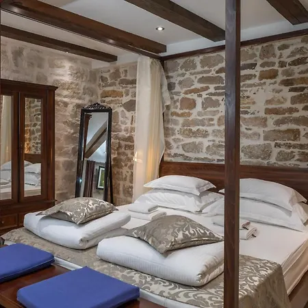 Awesome Stone House Pensión