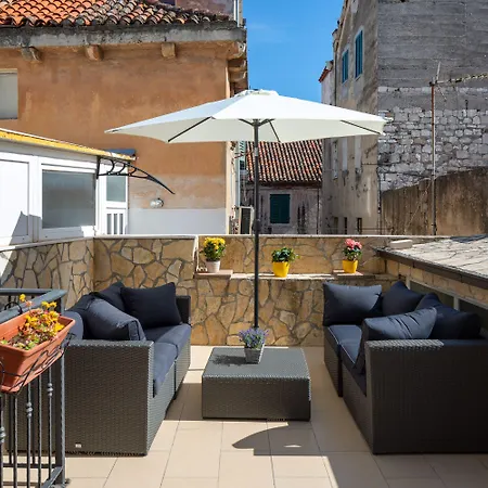 Awesome Stone House سبليت