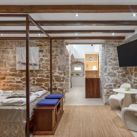 Awesome Stone House سبليت