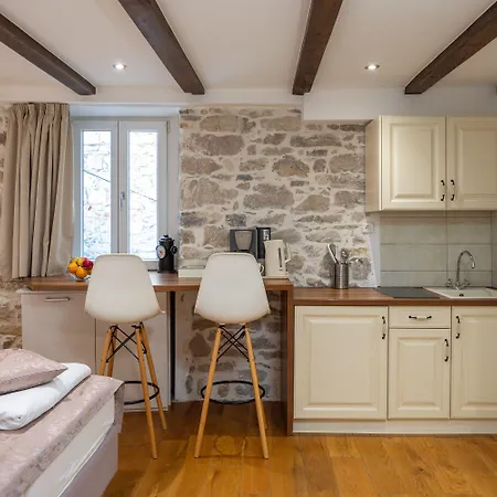 بيت ضيافة Awesome Stone House سبليت