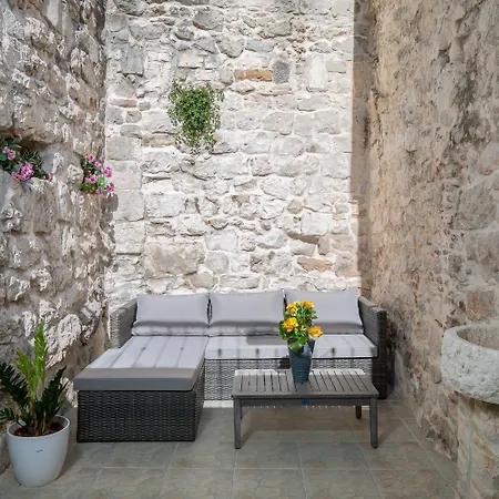 بيت ضيافة Awesome Stone House سبليت