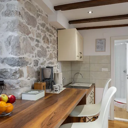 Awesome Stone House 4* سبليت