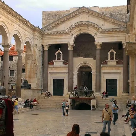 بيت ضيافة Awesome Stone House